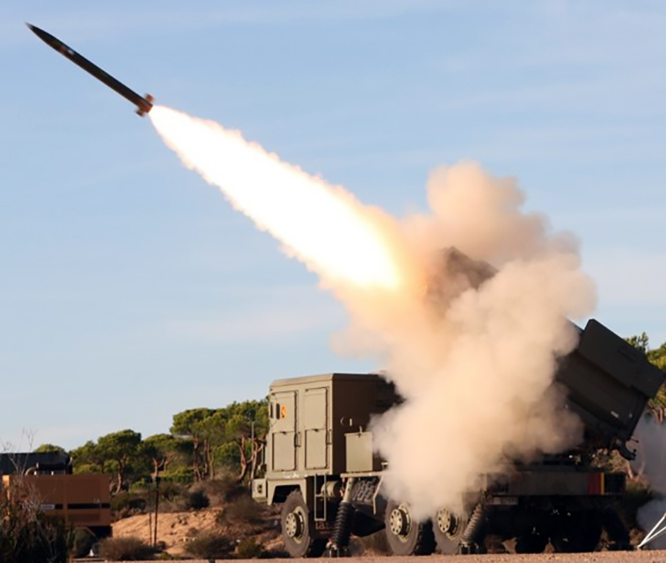 Espectacular lanzamiento de un cohete del sistema Teruel (Ejército de Tierra)